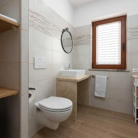 Emini Holiday home Karojba