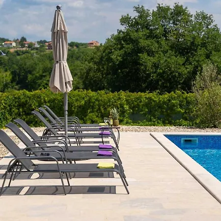 Emini Holiday home Karojba